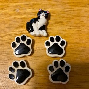 Button covers, kitten and paws